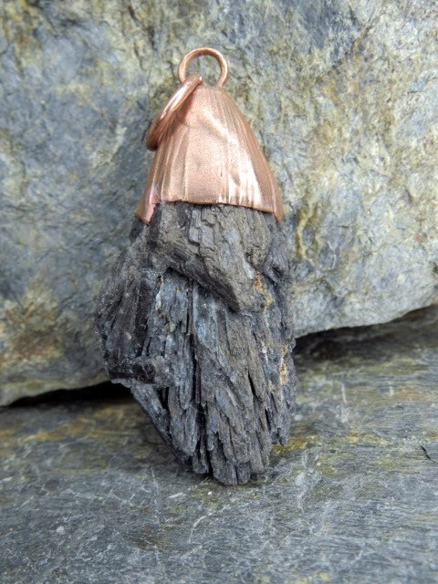 dysten czarny - cjanit wisior w miedzi - amulet ochronny