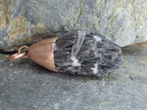 dysten czarny - cjanit wisior w miedzi - amulet ochronny