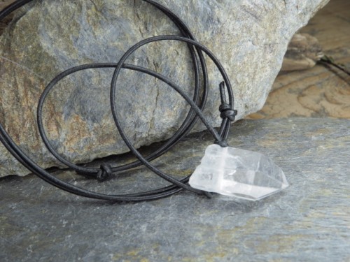 Kryształ górski - amulet na rzemieniu