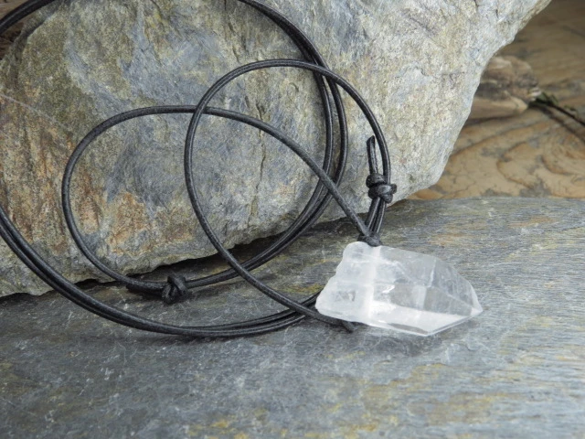 Kryształ górski - amulet na rzemieniu