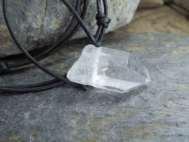 Kryształ górski - amulet na rzemieniu