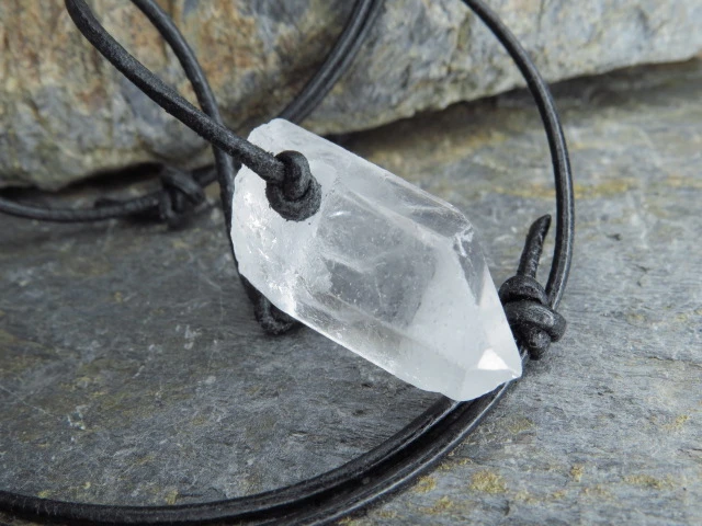 Kryształ górski - amulet na rzemieniu