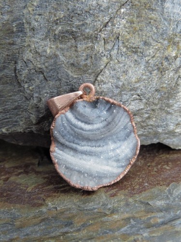 Chalcedon - róża chalcedonowa w miedzi – wisior