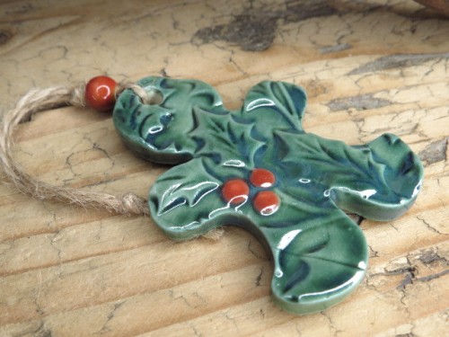 Ceramiczna zawieszka Ciastek z ostrokrzewem – ozdoba na choinkę