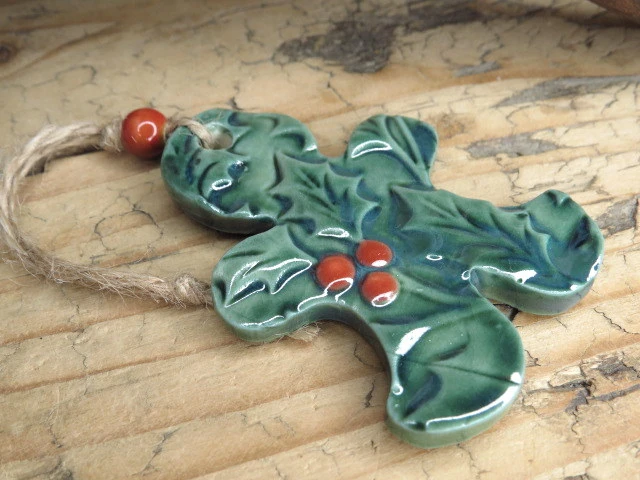 Ceramiczna zawieszka Ciastek z ostrokrzewem – ozdoba na choinkę