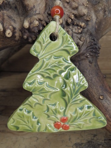 Ceramiczna zawieszka Choinka z ostrokrzewem – dekoracja świąteczna