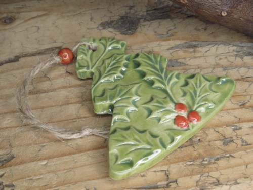 Ceramiczna zawieszka Choinka z ostrokrzewem – dekoracja świąteczna