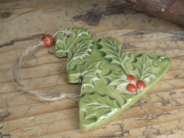 Ceramiczna zawieszka Choinka z ostrokrzewem – dekoracja świąteczna