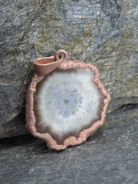 Stalaktyt kwarcowo-chalcedonowy - wisior w miedzi