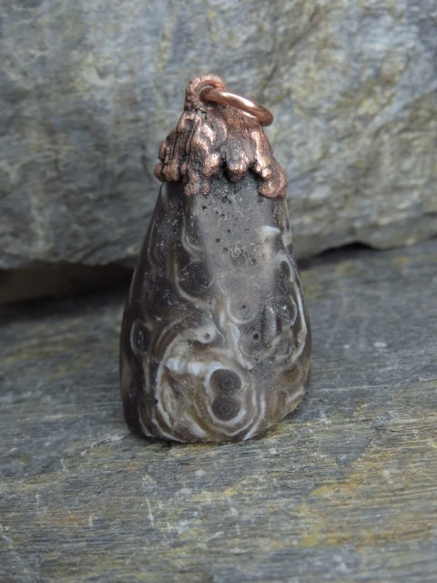 Chalcedon geoda - wisior w miedzi