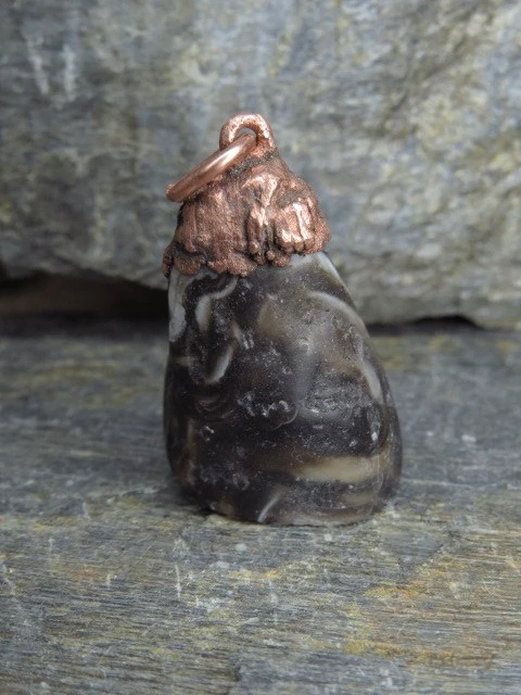 Chalcedon geoda - wisior w miedzi