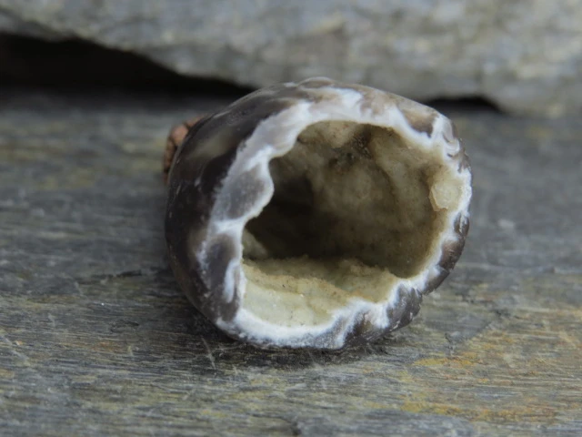 Chalcedon geoda - wisior w miedzi