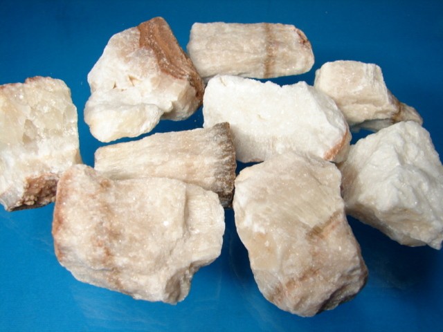 Aragonit śnieżny – surowa bryłka naturalnego minerału z Polski.
