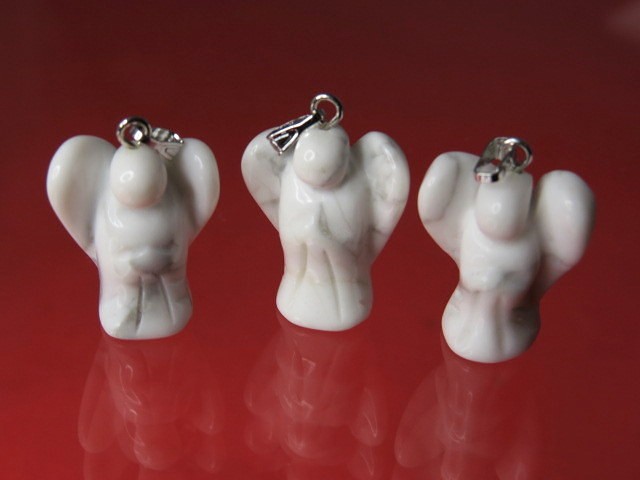 aniołek z howlitu * wisiorek z kamienia