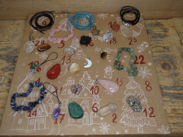 Kalendarz adwentowy z biżuterią z kamieni