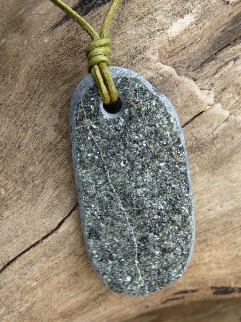 biżuteria z aktynolitu